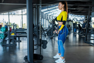 Ejercicios auxiliares en el entrenamiento de fuerza para chicas